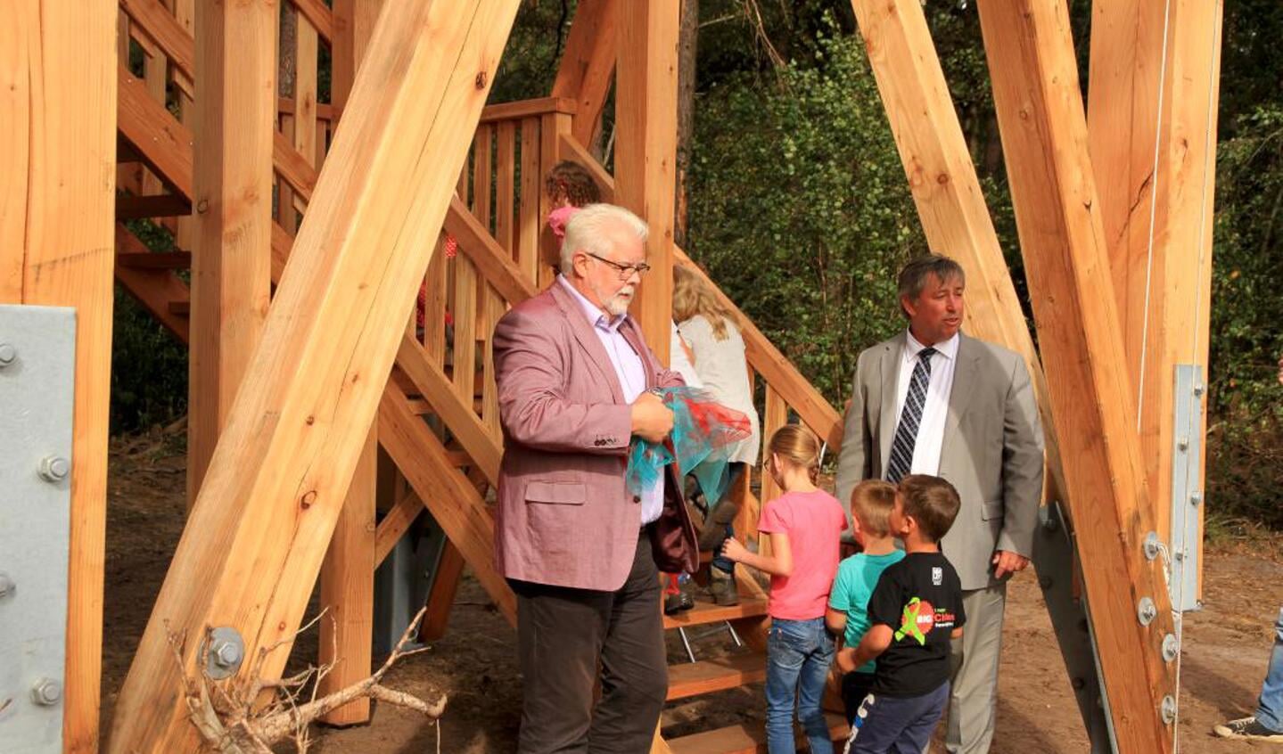 Wethouder Ike Busser en gedeputeerde Patrick van der Broeck openden het natuurleerpad bij de nieuwe uitkijktoren. Foto: Rikus ten Brücke.