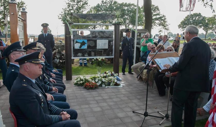 Het oorlogsmonument op 't Schoor werd zaterdag onder grote belangstelling onthuld. Foto: Lotte Kamphuis.