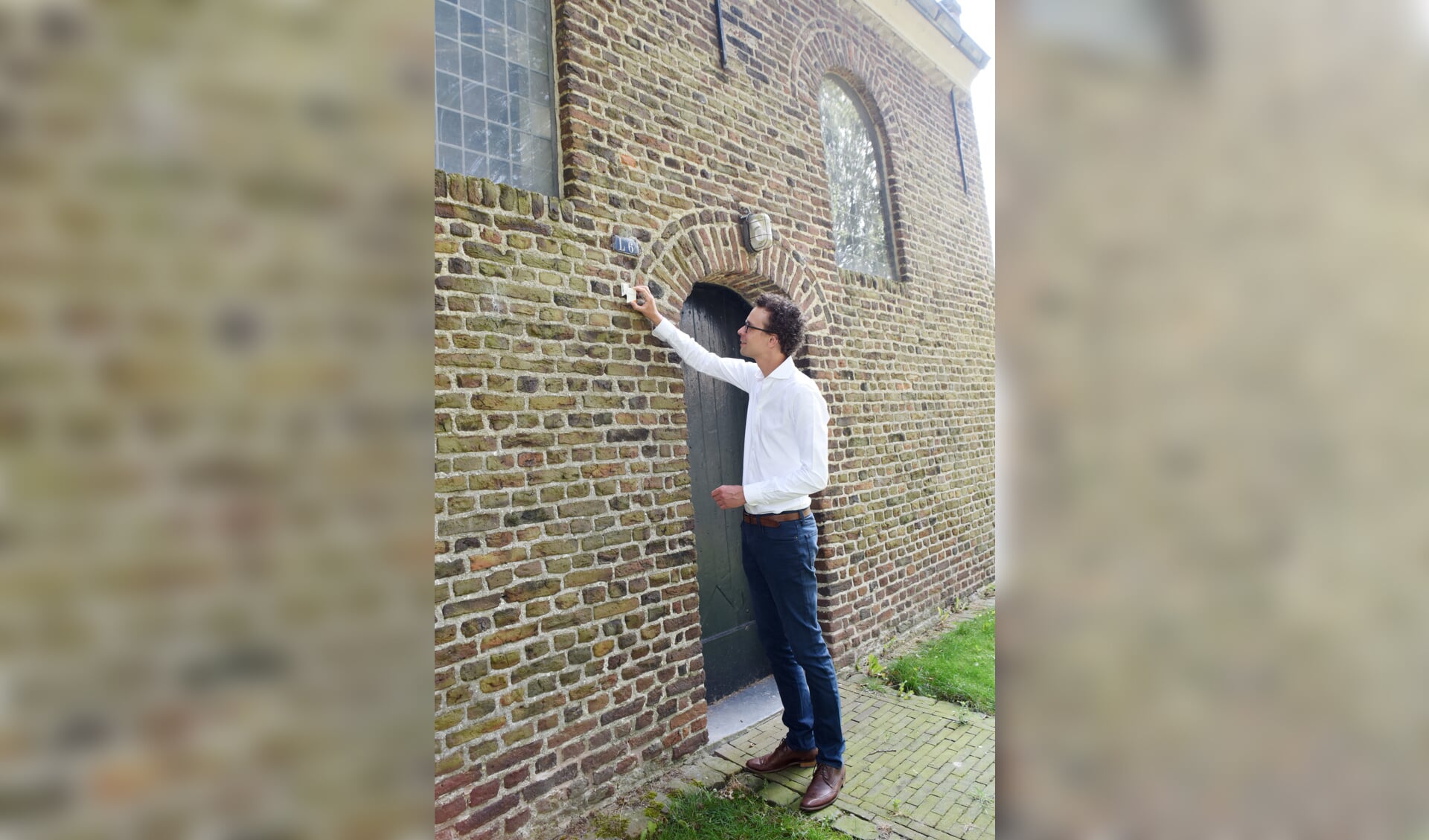 Martijn van der Putten bevestigde vorige week het laatste van de zeven rijksmonumentenschildjes op de Veltumse kapel aan de Hoebertweg.