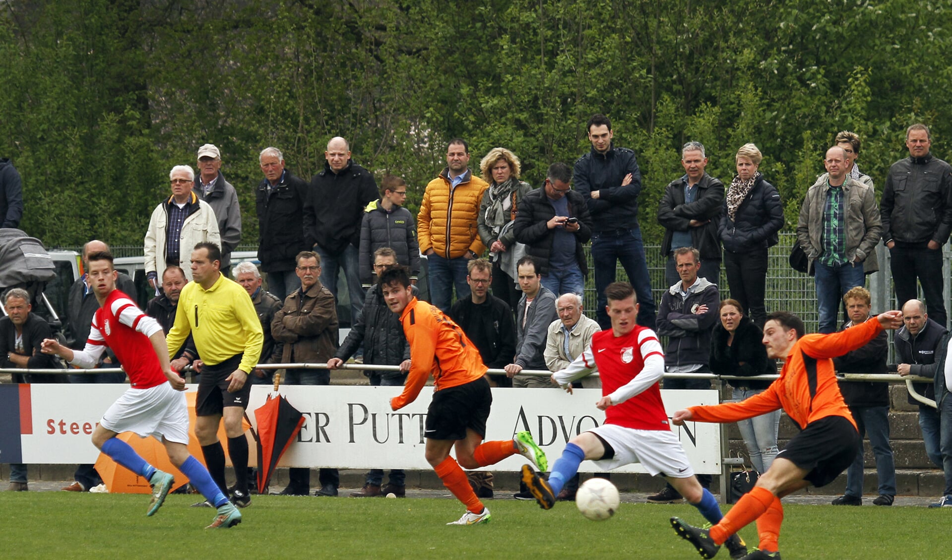Zaterdag staat de derby tussen Wittenhorst en Venray weer op de rol. Foto duel 2015, archief Peel en Maas.