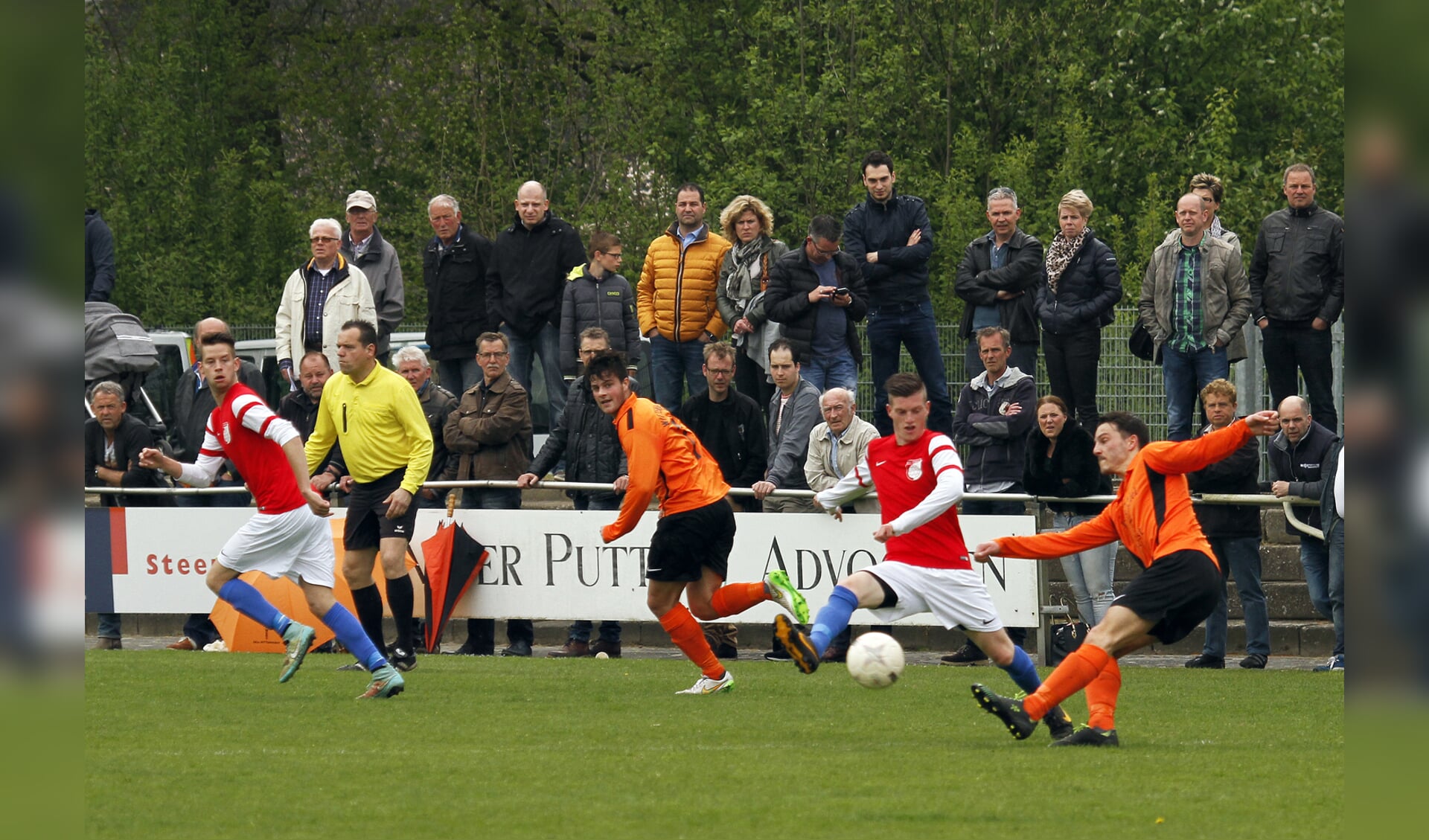 Zaterdag staat de derby tussen Wittenhorst en Venray weer op de rol. Foto duel 2015, archief Peel en Maas.