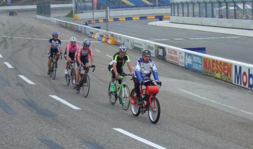 Vier wielrenners proberen dernyspecialist Chris Jeucken te volgen op Raceway Venray.