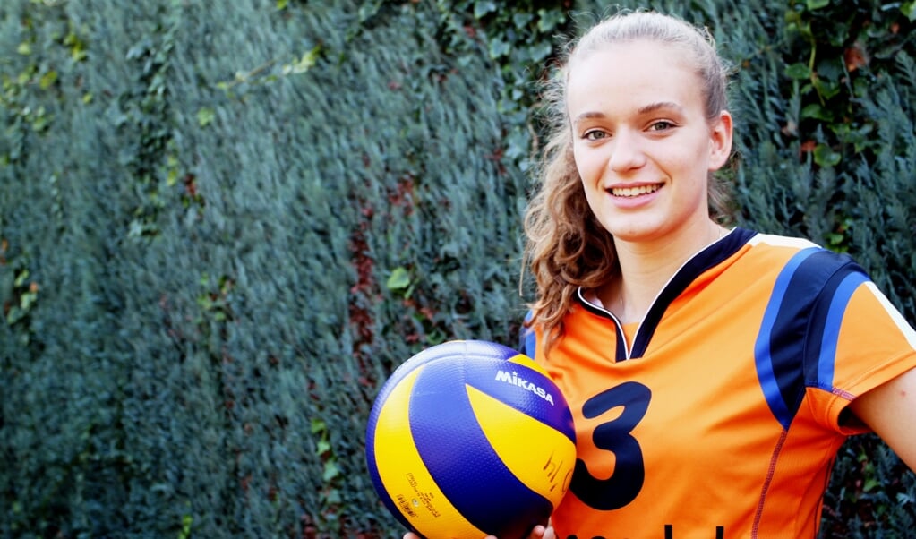 Volleybaltalent Dagmar Boom uit Leunen  maakte zaterdag haar officiële debuut in Jong Oranje. Foto:  Henk Lammen. 