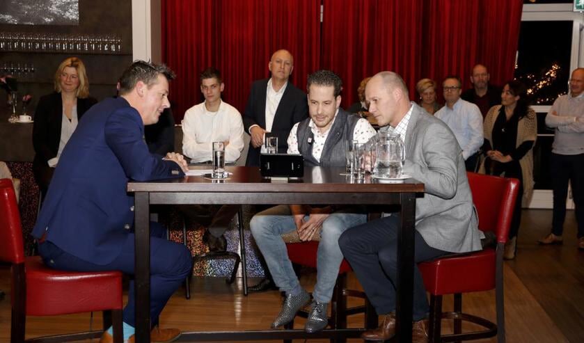 Samen met Rob van Lieshout kijken Gijs Schapendonk en Roel Jacobs naar het tv-verslag van de uitreiking van de Venrayse Ondernemersprijzen. Foto: Rikus ten Brücke.