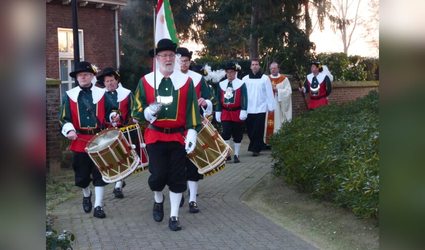 Het afhalen van de gildepriester voor het celebreren van de heilige mis op de teerdag.