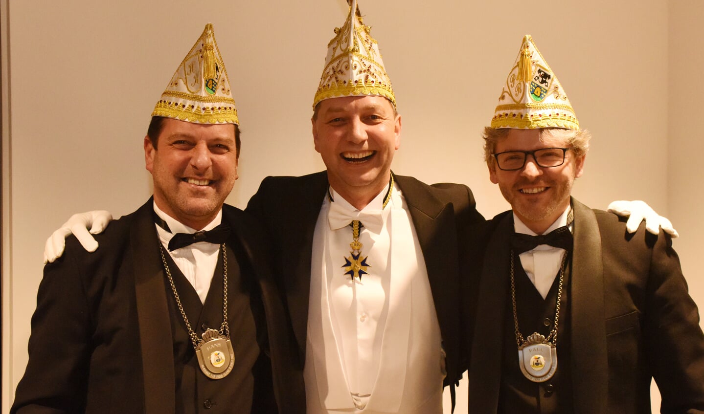 Prins Frank Arts (midden) samen met zijn adjudanten Hans (links) en Paul. Foto: Hoedemaekers Venray.