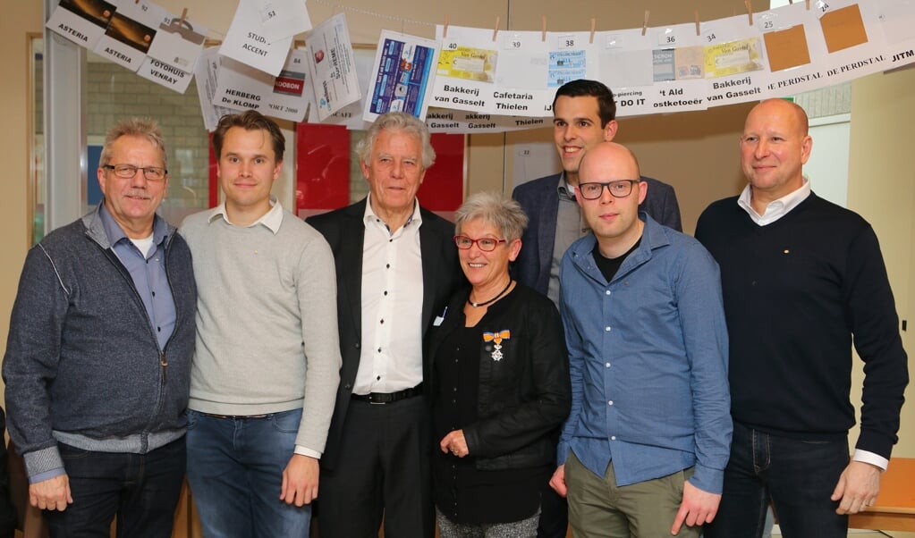 De jubilarissen van SV Venray samen met Truus van Veghel op de foto.
