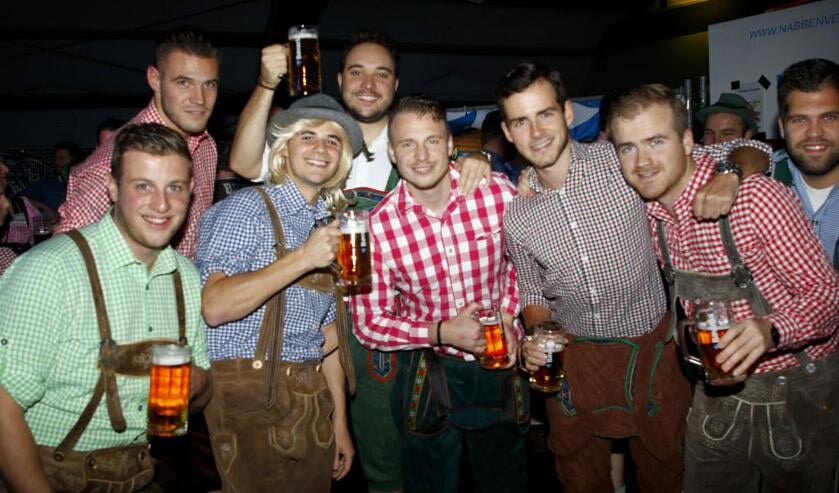 Genieten tijdens het drukbezochte Oktoberfest in Venray. Foto: Bas Delhij.