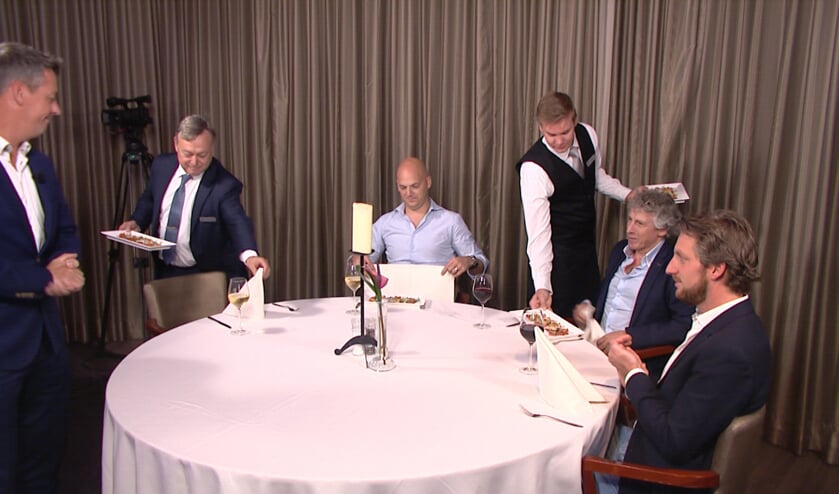 De gasten worden na afloop van de tv-opname culinair in de watten gelegd in Zaal Zeven. Foto: Audica Video.