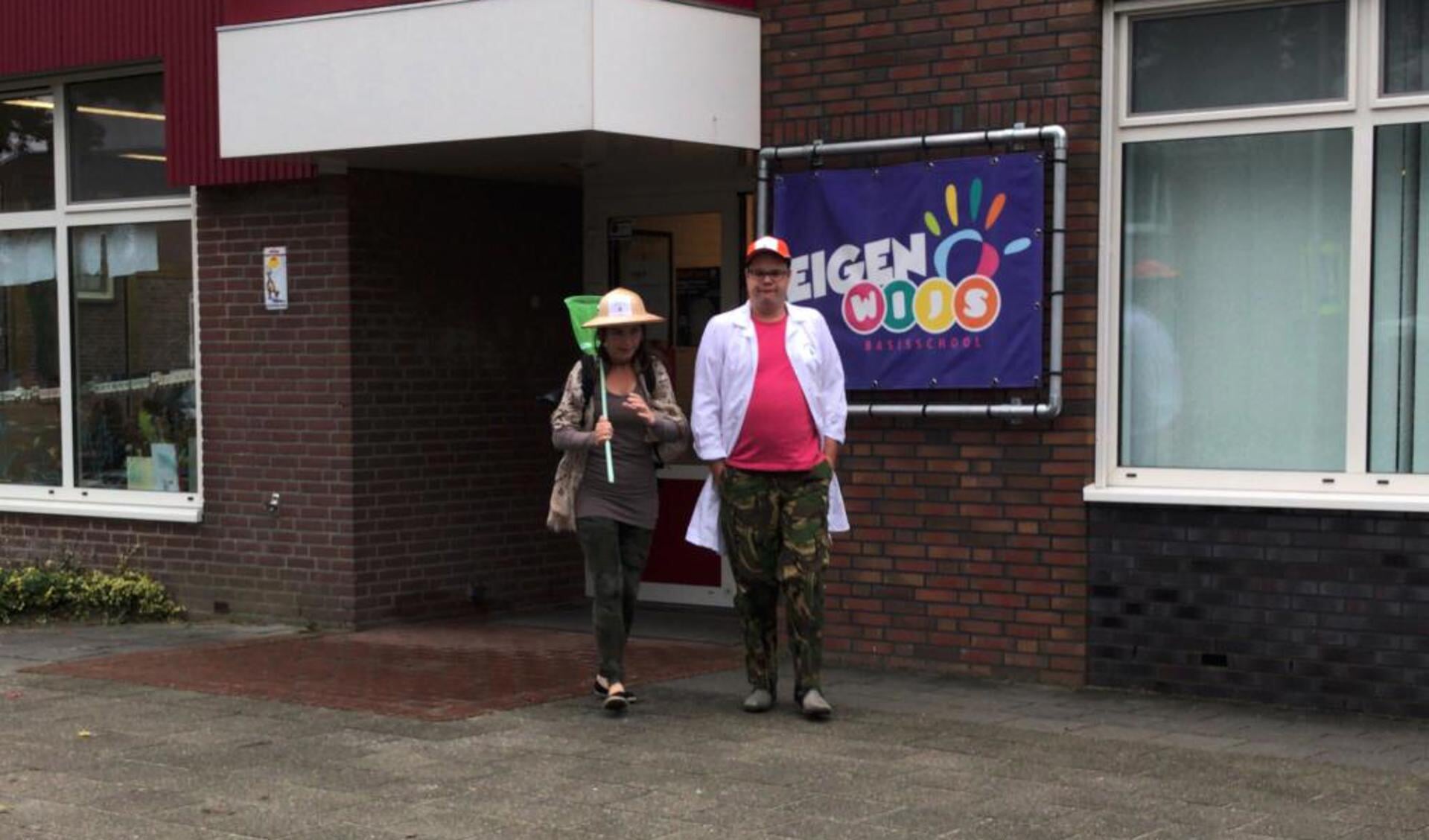 De projectweek op basisschool Eigenwijs werd maandag geopend door Sjaan Banaan en Hans Wortel. 