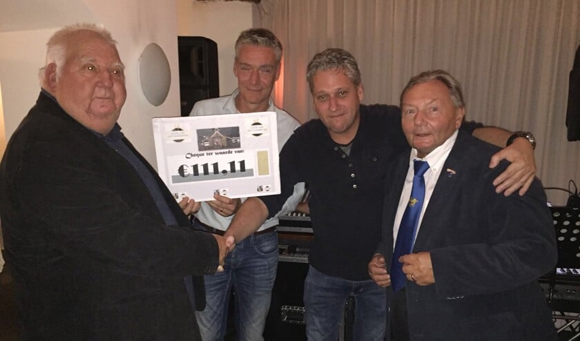 De overhandiging van de cheque aan Pierre Pijpers (links) en Joep Krijnen (rechts) van de Stichting Kerststal Venray.