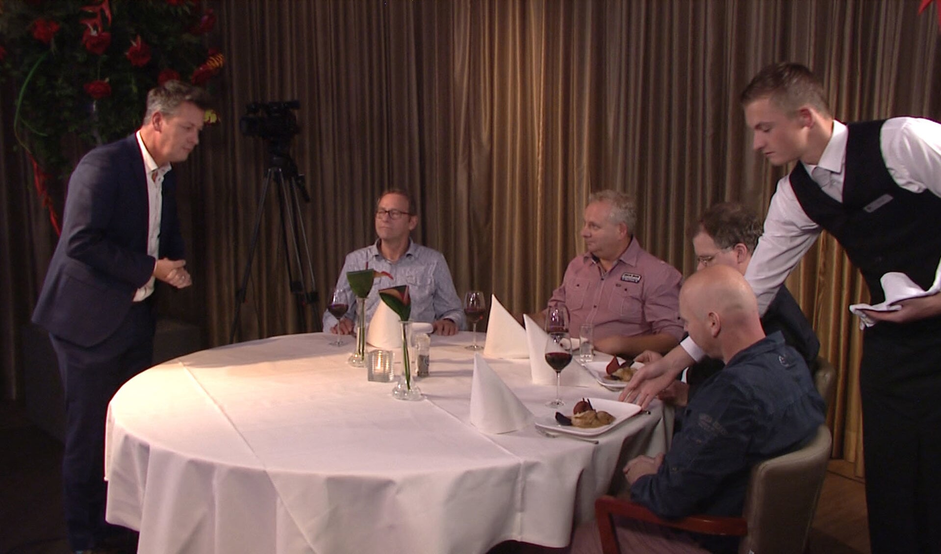 Venray in bedrijf-presentator Rob van Lieshout in gesprek met de gasten. Foto: Wim Wijnhoven. 