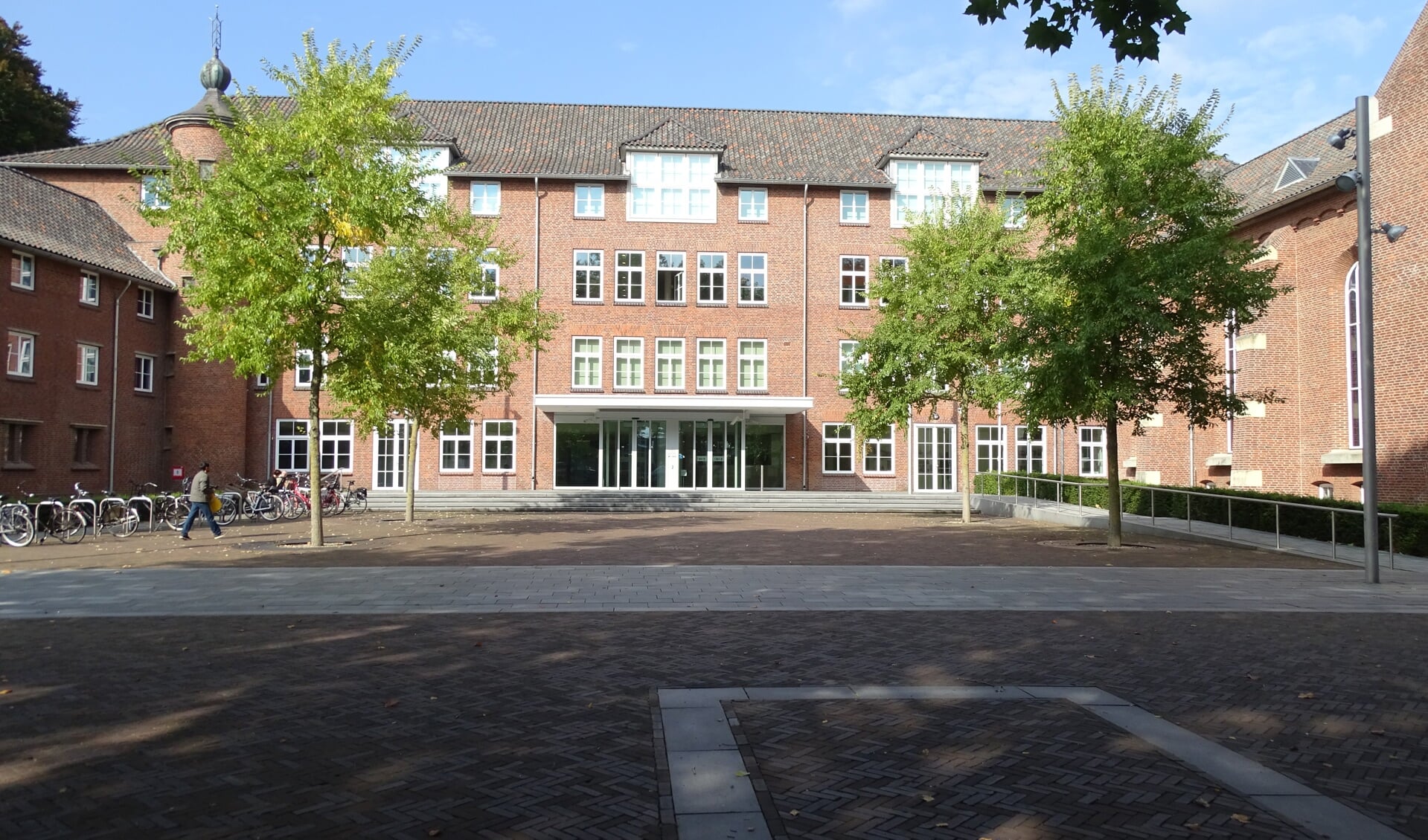 In het toenmalige klooster van de Zusters Ursulinen is nu het gemeentehuis gevestigd. Foto: Shelly Boom