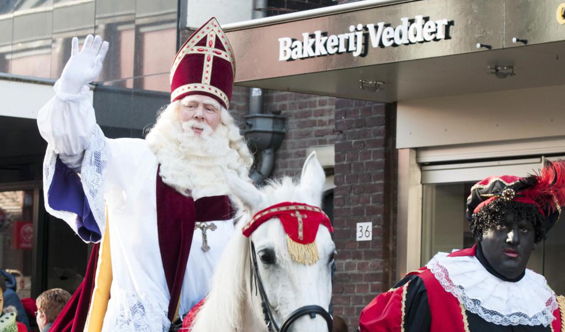 Sinterklaas kreeg zondag een hartelijke ontvangst in hartje Venray. Foto: Lotte Kamphuis. 
