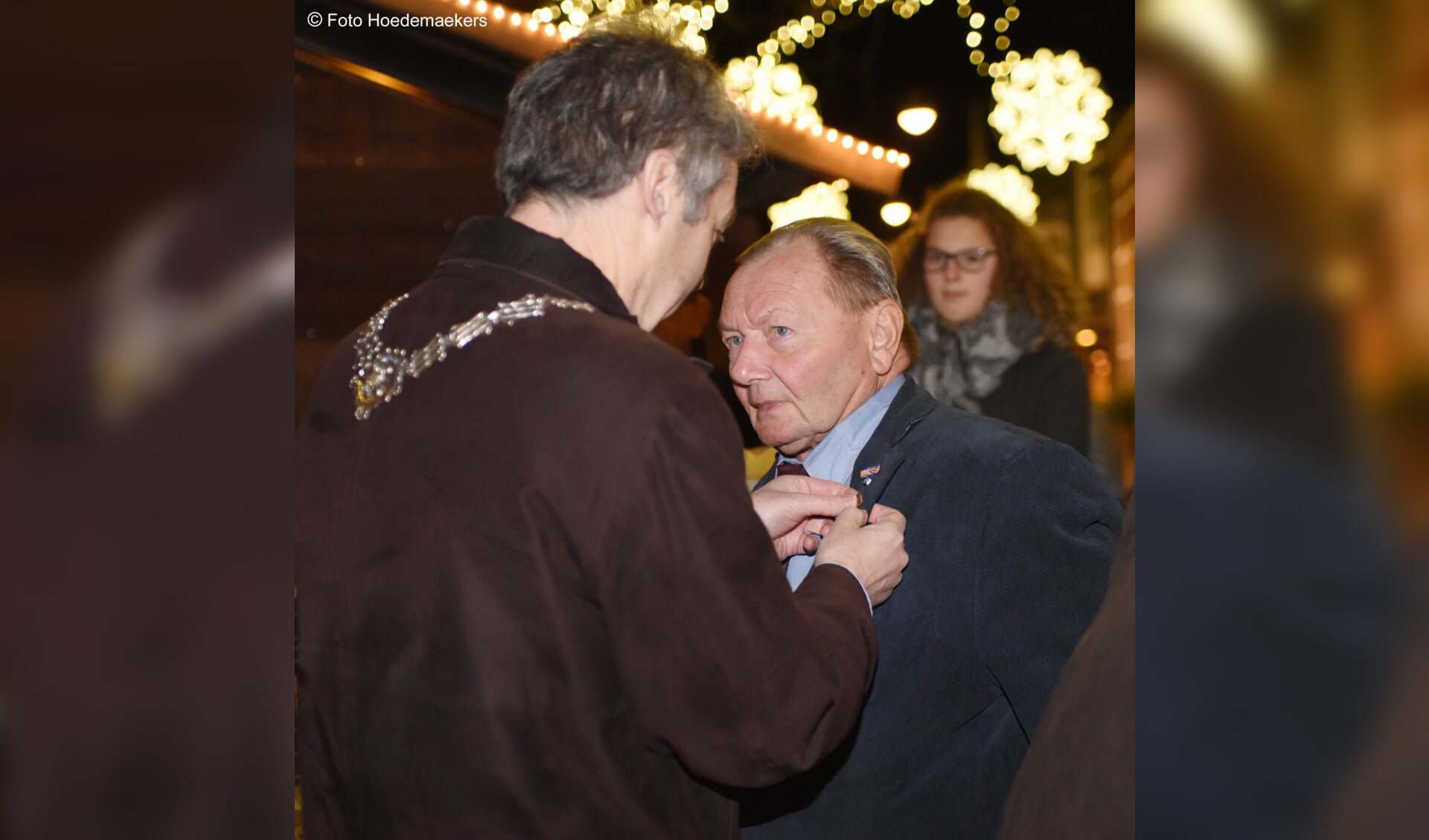 Joep Krijnen werd in het zonnetje gezet door burgemeester Hans Gilissen. Foto: Hoedemaekers. 