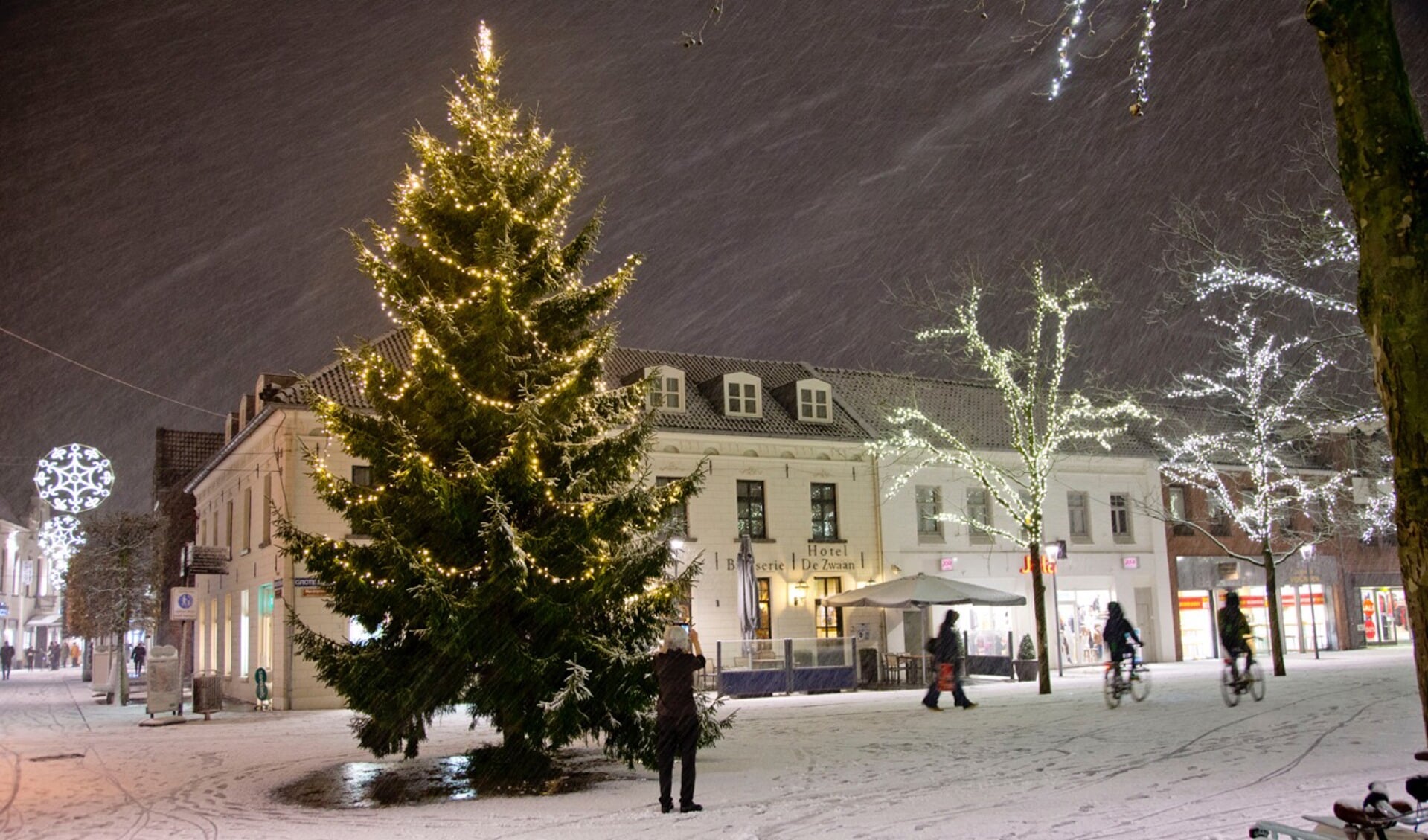 Winter in Venray, de Grote Markt in kerstsfeer. Foto: Foto Dom Melskens. 