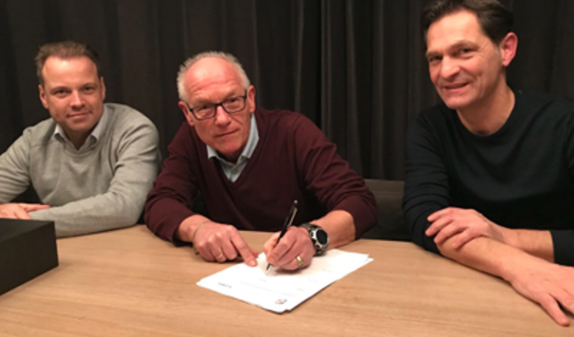 Frans Koenen zet zijn handtekening onder het contract met SV Venray. Foto: website SV Venray. 