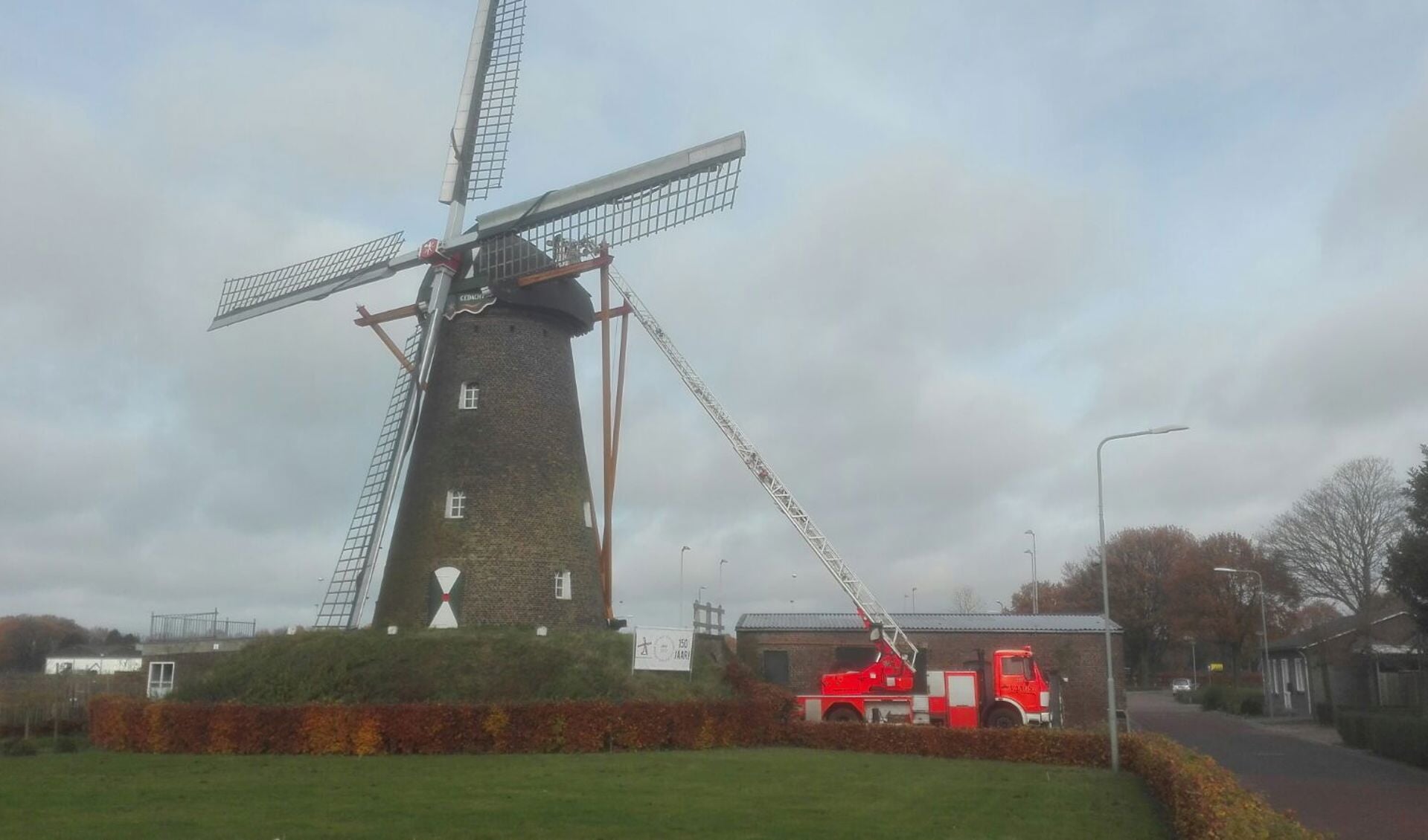 Werkzaamheden aan molen Nooit Gedacht in Merselo. 