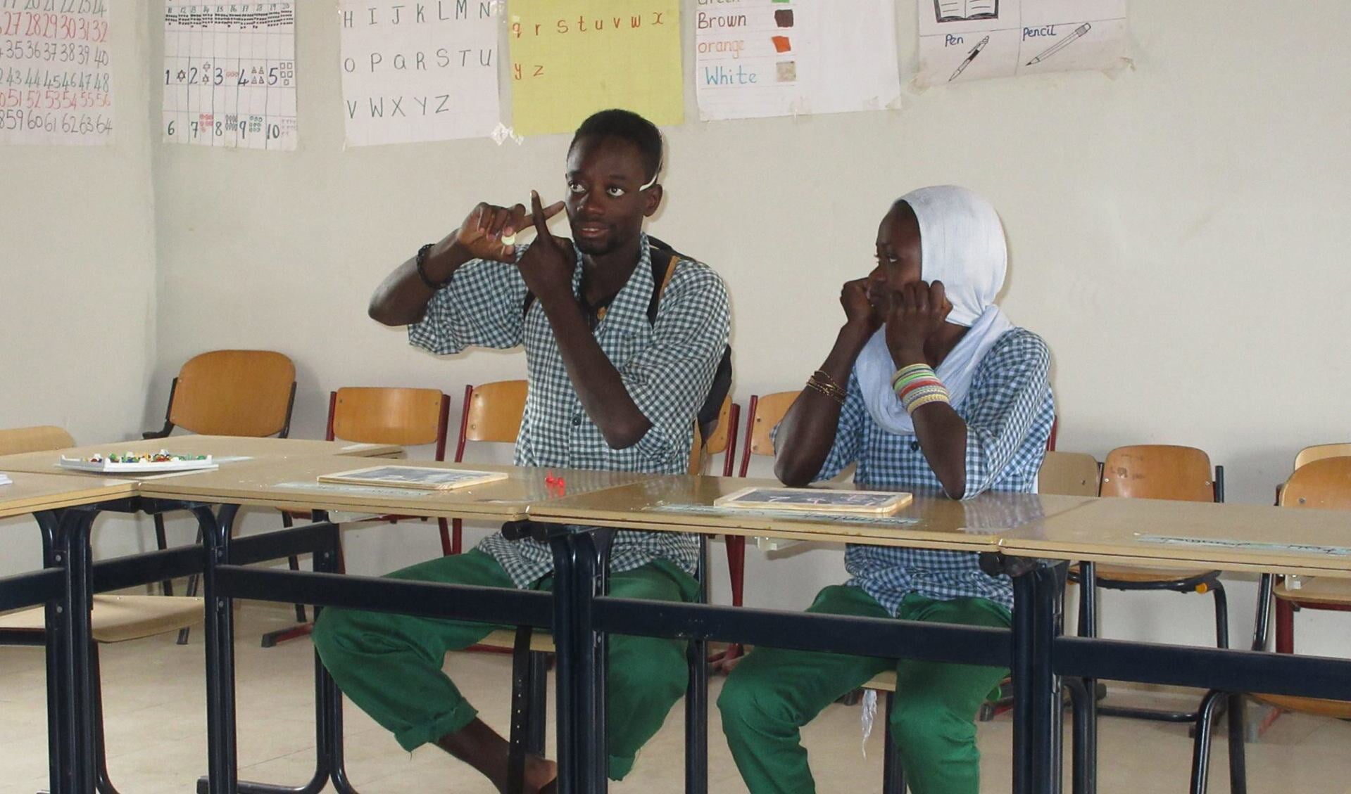 Het leren van gebarentaal op de SOS-school voor dove kinderen in Gambia. 