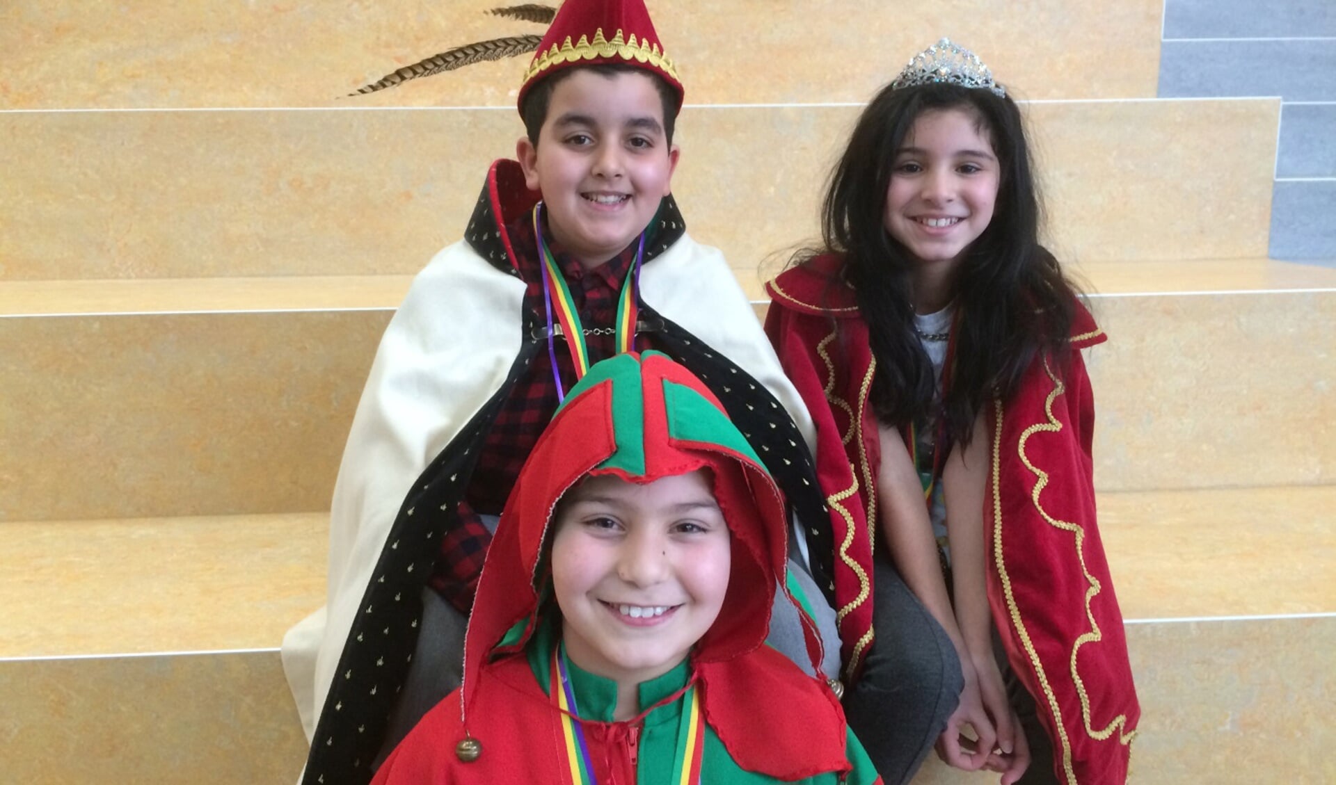 Prins Bilal,  prinses Asmaa en nar Mehmet van De Krokodaris.