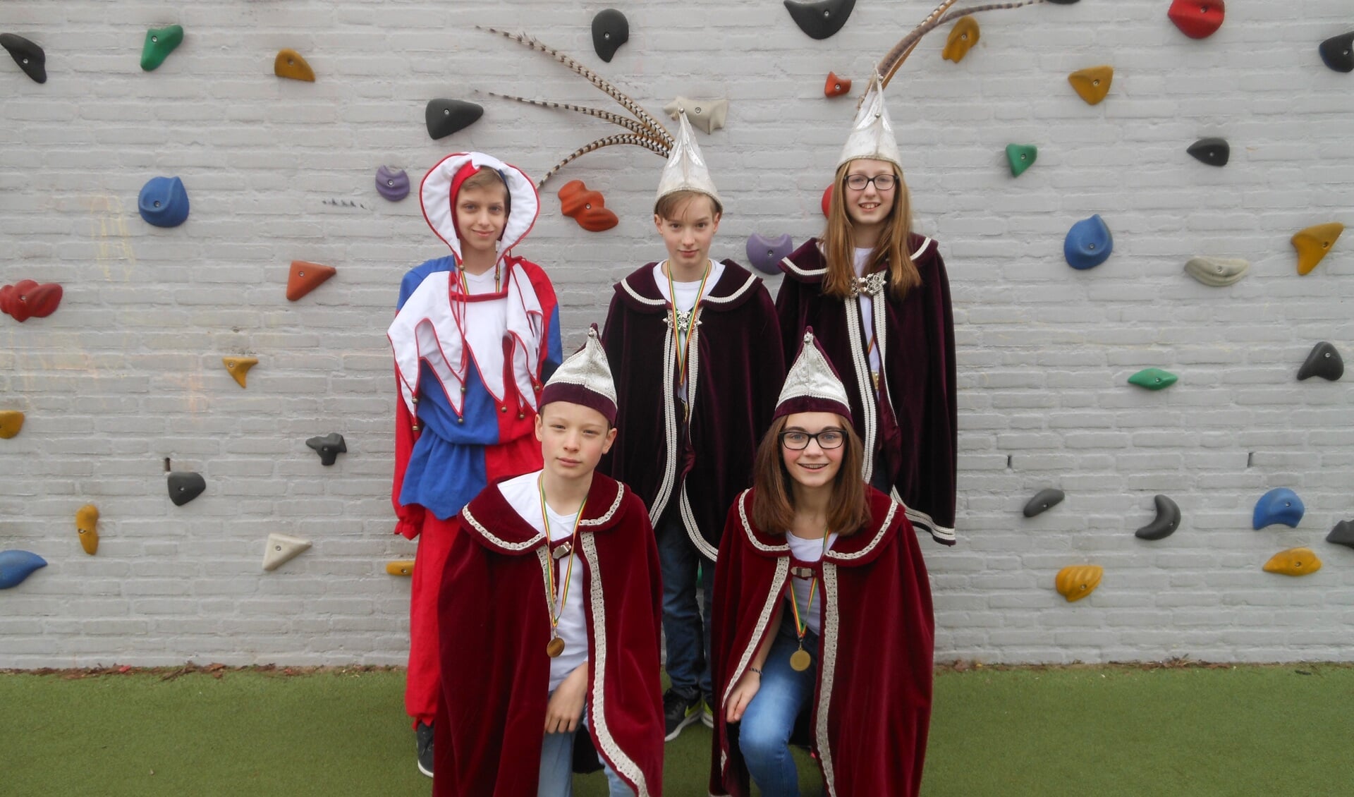 Dit vijftal gaat voorop tijdens de carnavalszitting  op basisschool Coninxhof in Venray. 