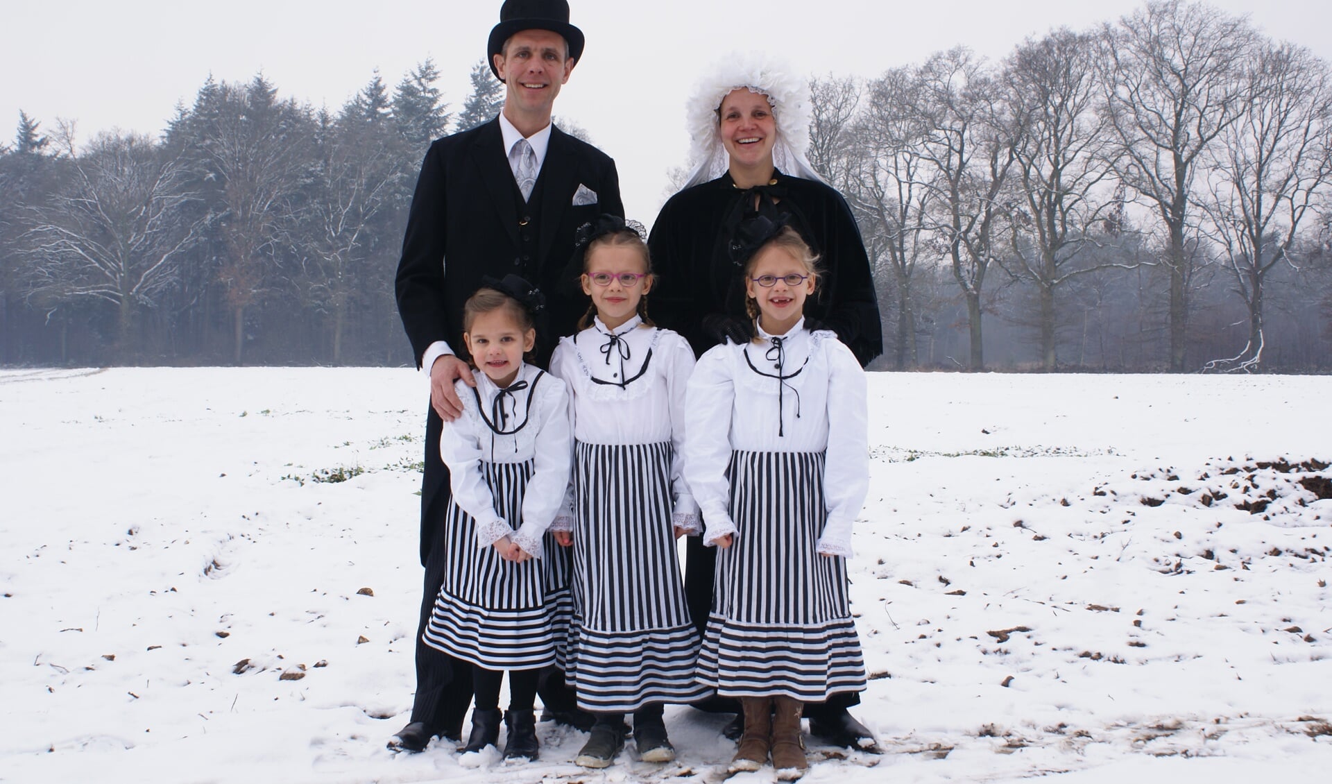 Het boerenbruidspaar van Geijsteren met hun drie kinderen.