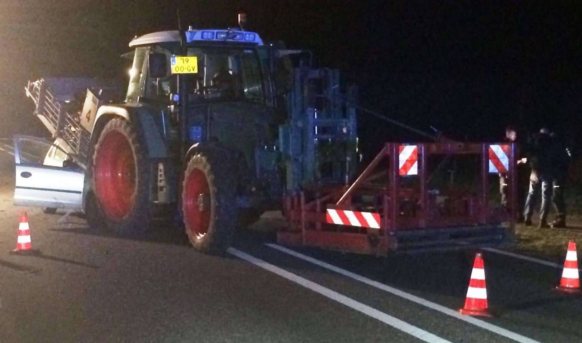 De man uit Ysselsteyn botste vrijdagavond met zijn auto achter op een tractor. Foto: Track88.