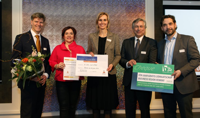 Olga Roffers (tweede van links) wordt in het zonnetje gezet.