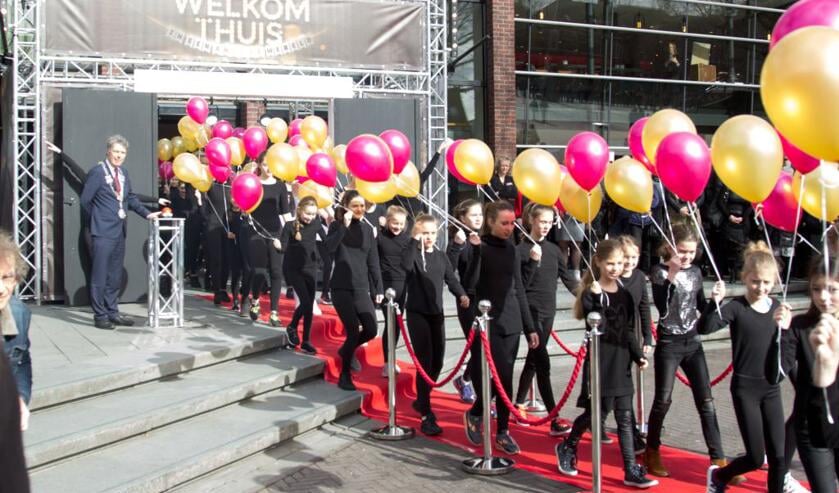 Burgemeester Hans Gilissen geniet zichtbaar tijdens de opening van de schouwburg. Foto: Simone Swinkels.