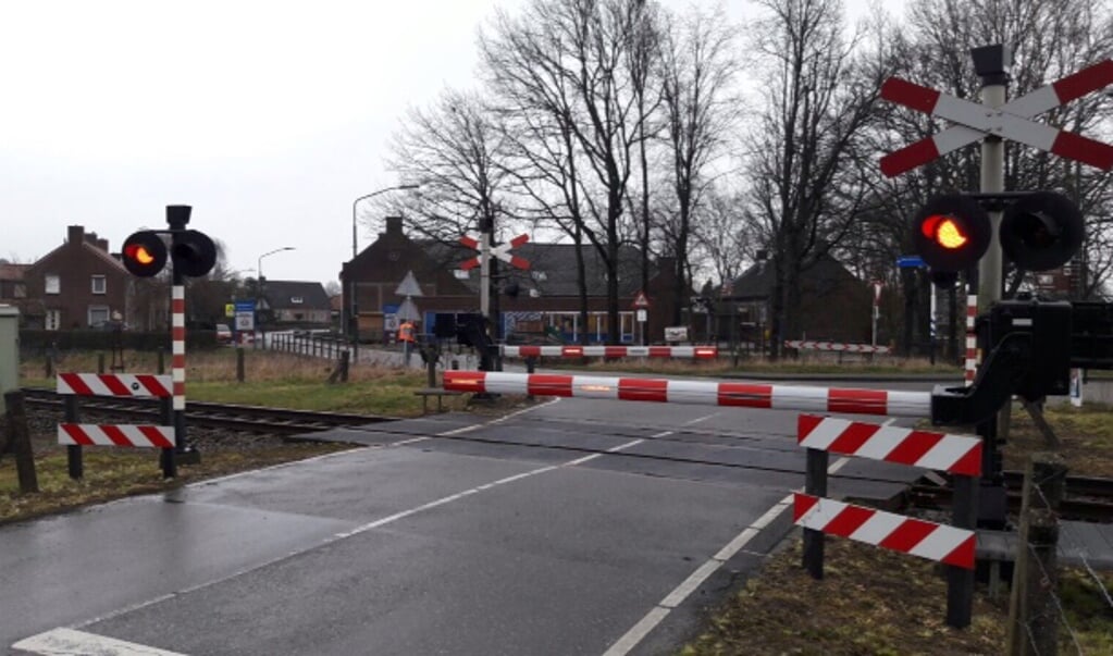 De spoorwegovergang in Holthees was ook twee uur dicht maandagmorgen. Foto:Wim Wijnhoven