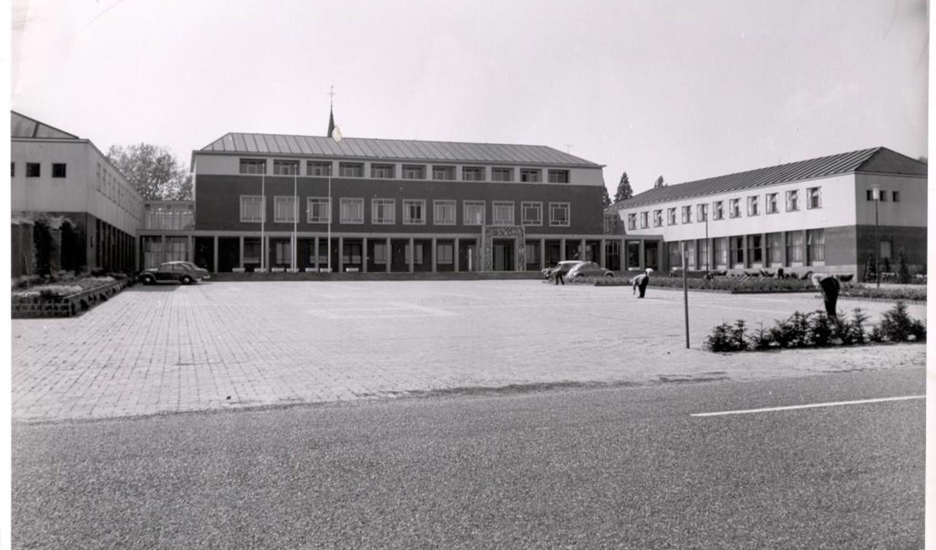 Een historische foto van het hoofdgebouw van St. Servaas.