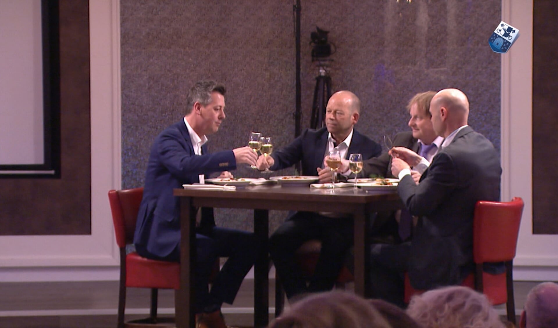 De drie gasten samen met presentator Rob van Lieshout aan tafel. Beeld: Audica Video. 