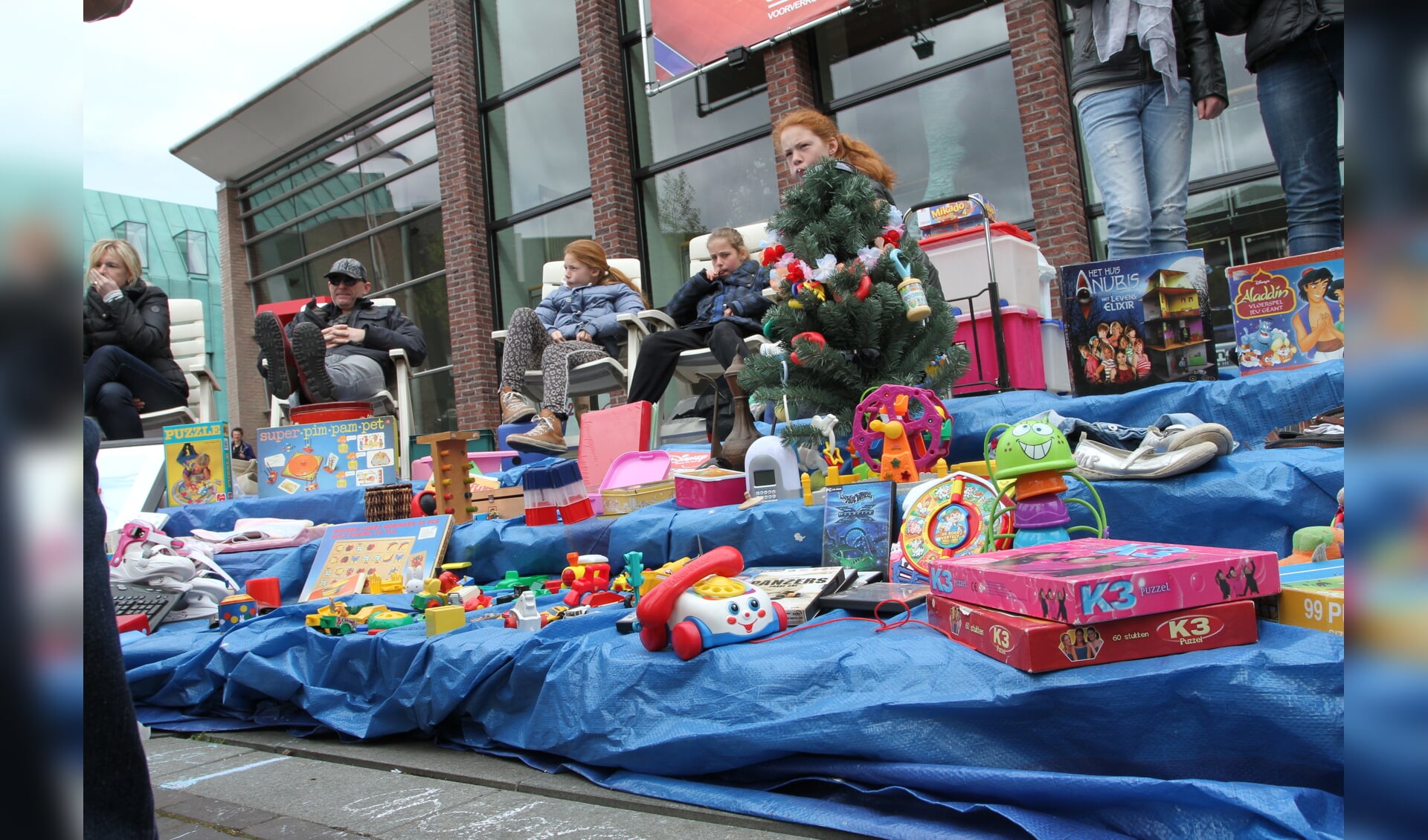 De kindermarkt is ieder jaar opnieuw een groot succes in Venray. Foto: Henk Lammen, archief Peel en Maas.