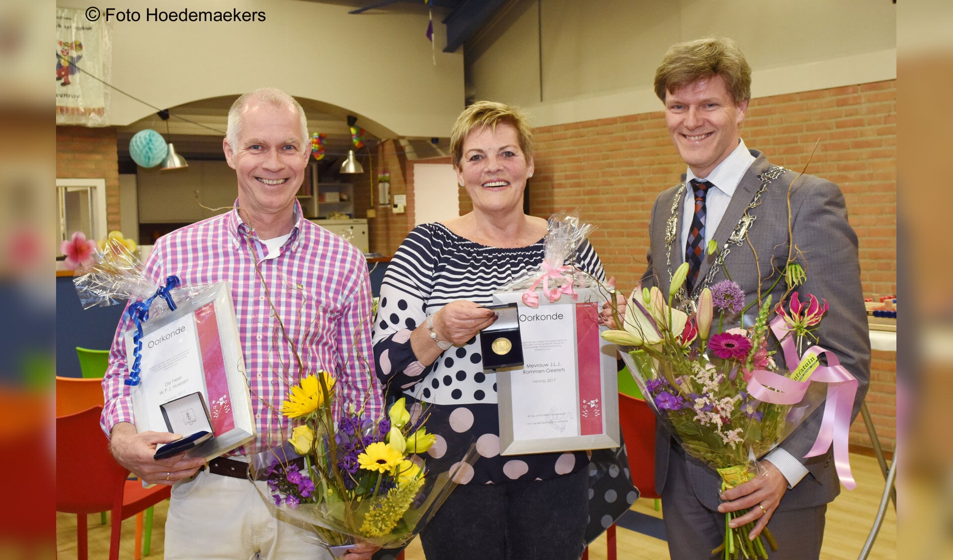 Jeanne Rommen en Willy Hoezen werden in de bloemetjes gezet. Foto: Hoedemaekers Venray.