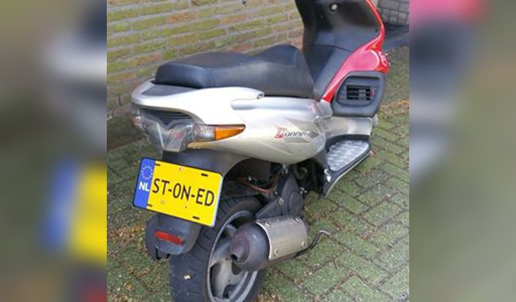 De scooter met de bijzondere kentekenplaat. Foto: Facebook politie Venray-Gennep.