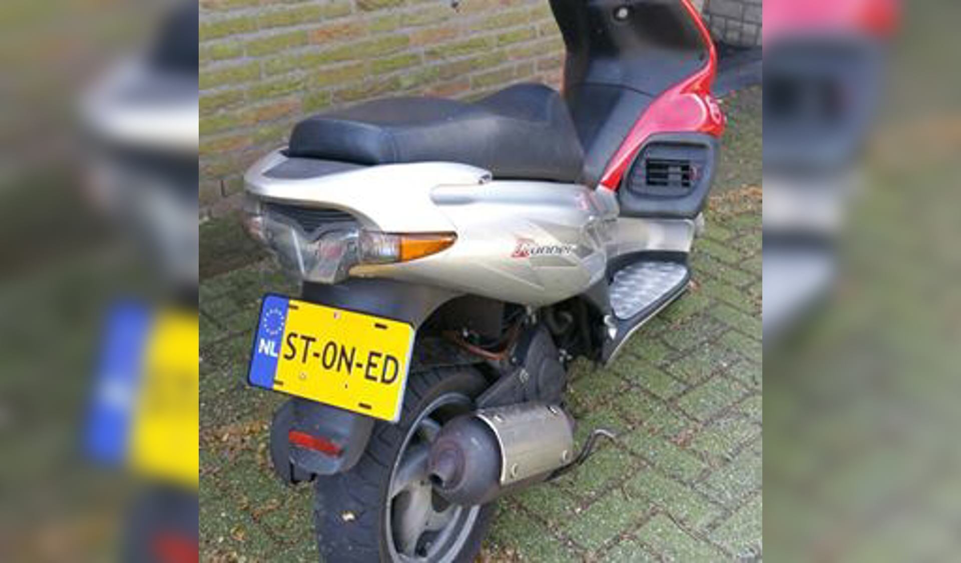 De scooter met de bijzondere kentekenplaat. Foto: Facebook politie Venray-Gennep.
