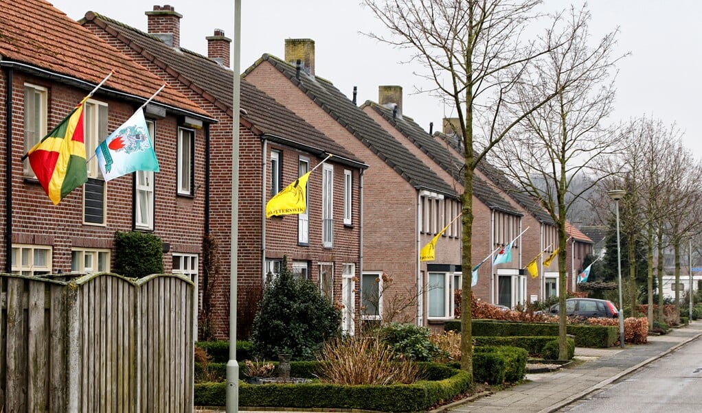 De vlaggen in Blitterswijck hingen halfstok na de dood van dorpsmens Wilbert Ingenpass. Foto: archief Peel en Maas. 