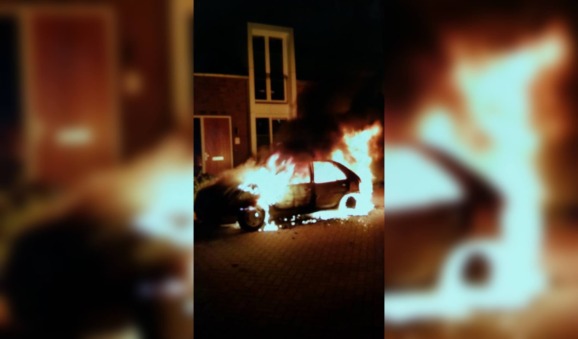 De auto brandde volledig uit. Foto: Facebook politie Venray-Gennep.