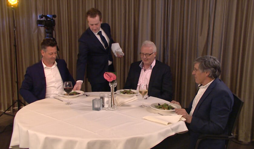 Rob van Lieshout, Jan Arts en Gé Peterink laten zich culinair in de watten leggen. Beeld: Audica Video.