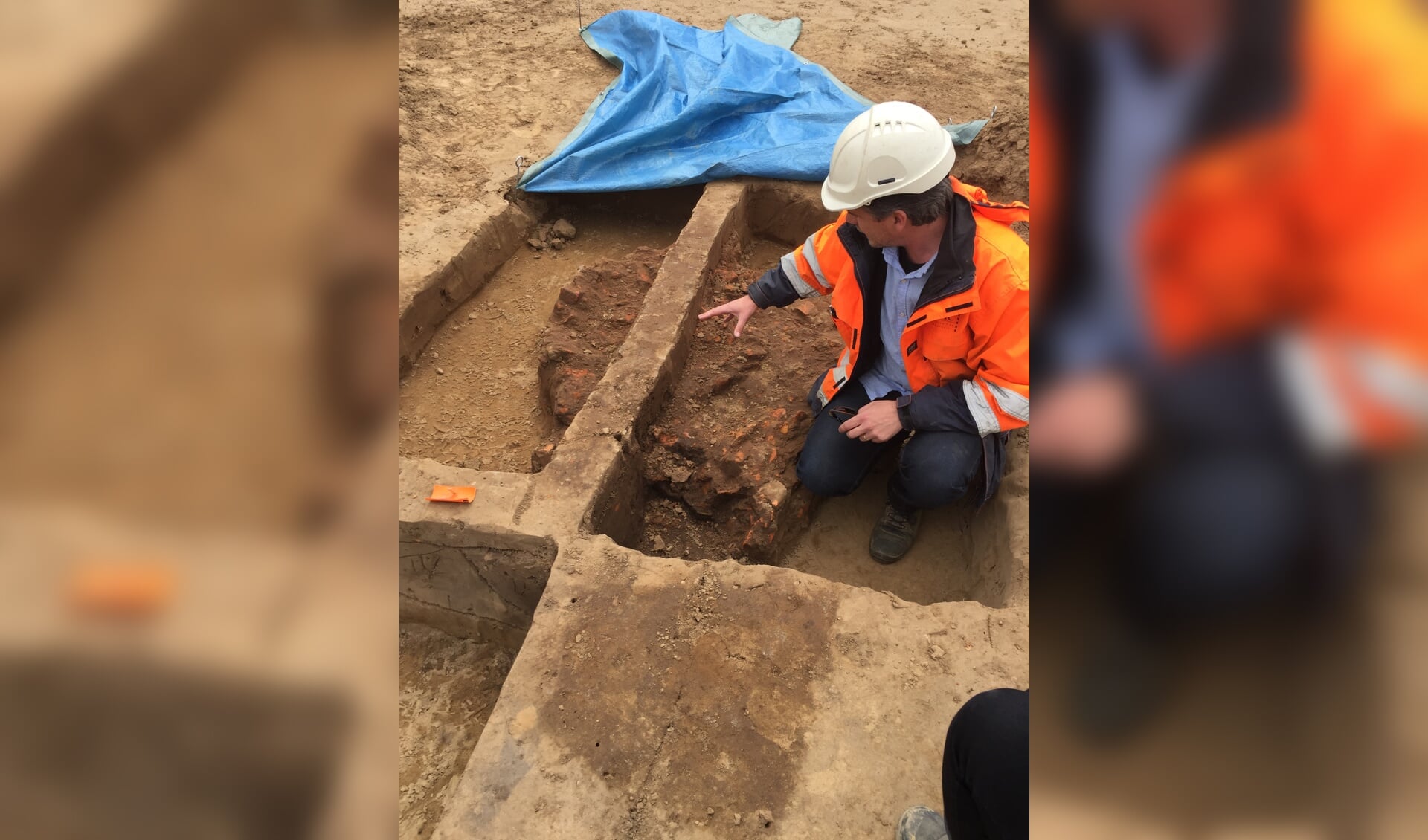 Archeoloog Peter Weterings bij de opgraving van een oven die waarschijnlijk uit de vroege middeleeuwen stamt. 