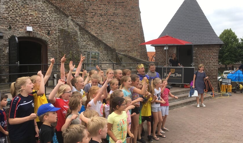 Jeugdwerk Castenray juicht na het winnen van Rollebol 2017.