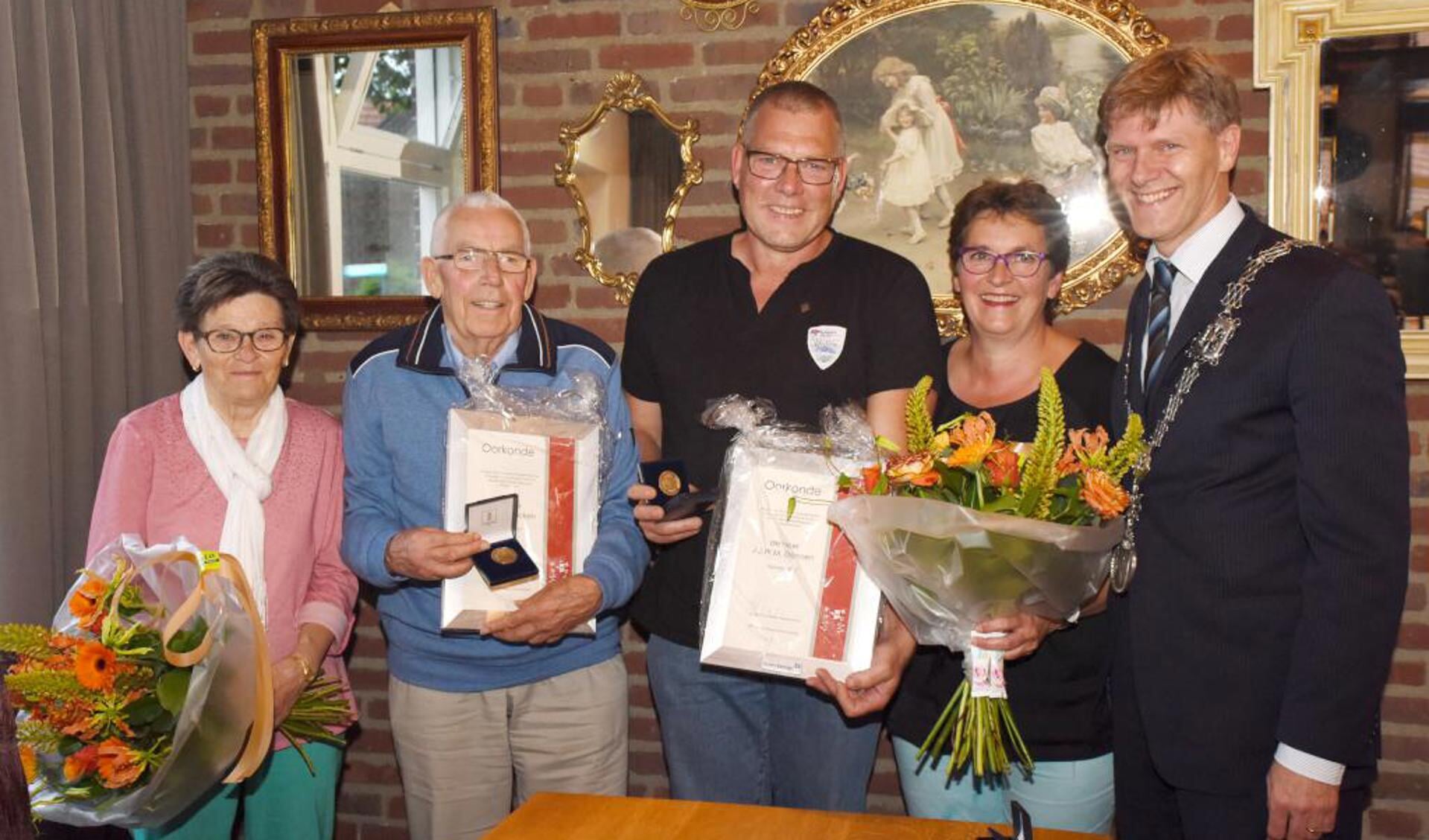 Hay Francken en Jan Deenen samen met hun vrouwen en Jan Loonen. Foto: Hoedemaekers.