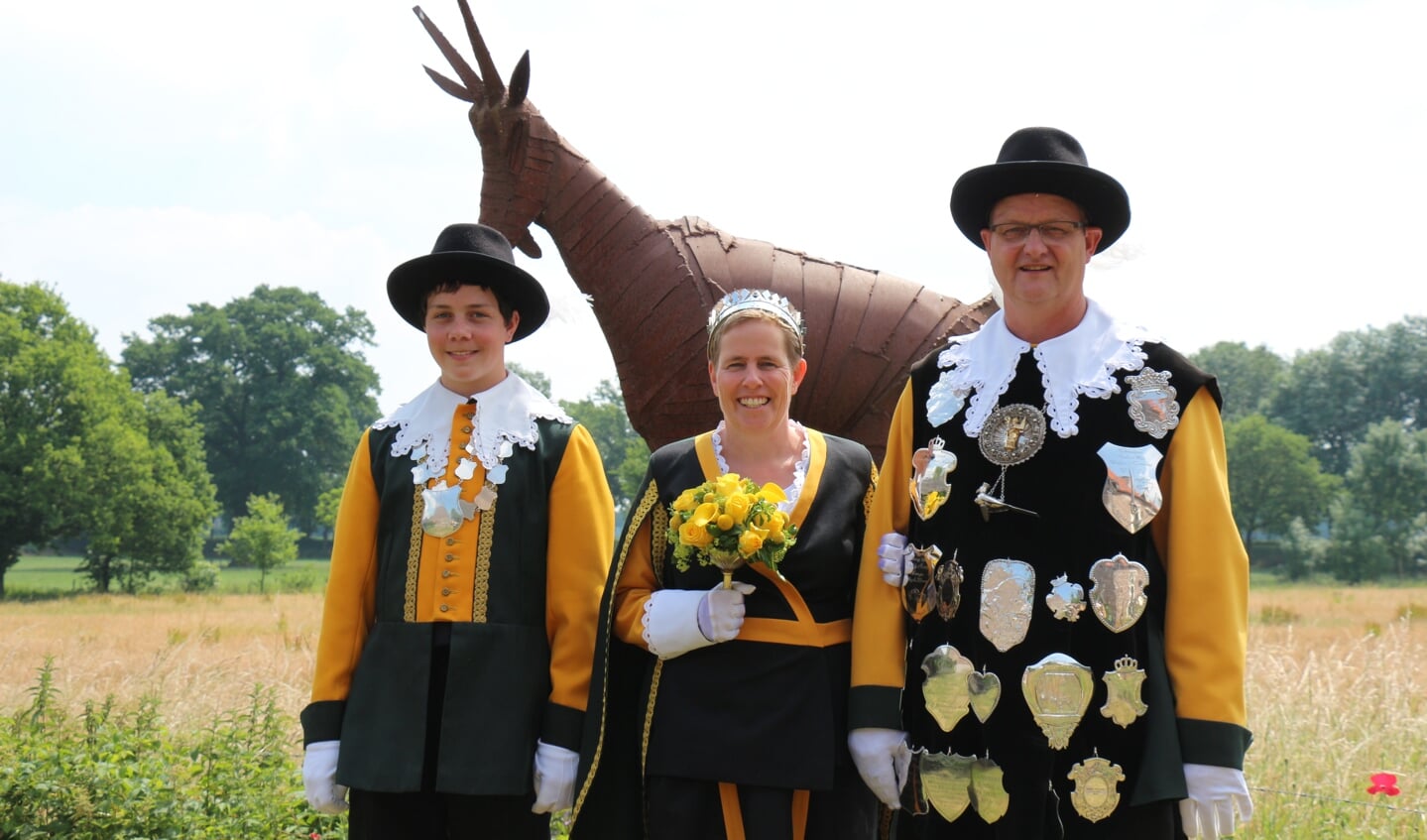 Jeugdkoning Martijn, koningin Bea en koning Cor.