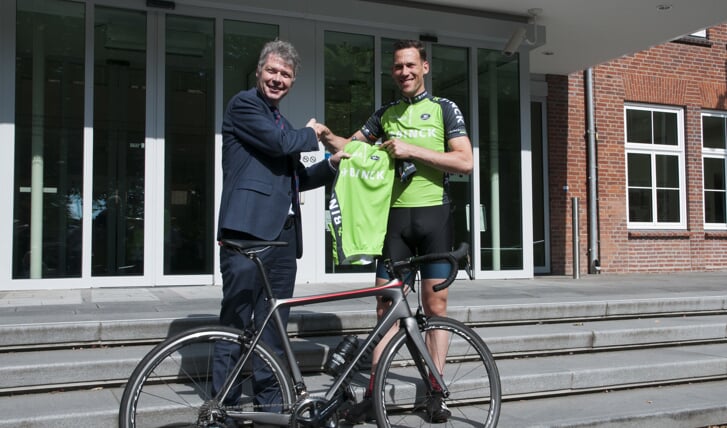 De eerste officiële groene BinckBank Tour-leiderstrui is voor burgemeester Hans Gilissen. Foto: Lotte Kamphuis. 