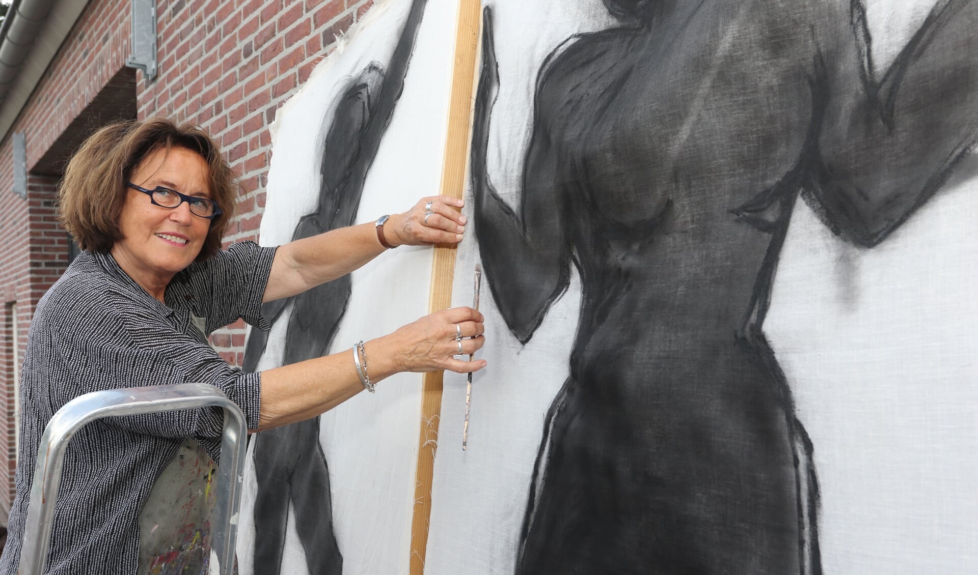 Anne Haeyen is druk bezig om haar kunstwerk voor Schijt aan de Grens gestalte te geven.