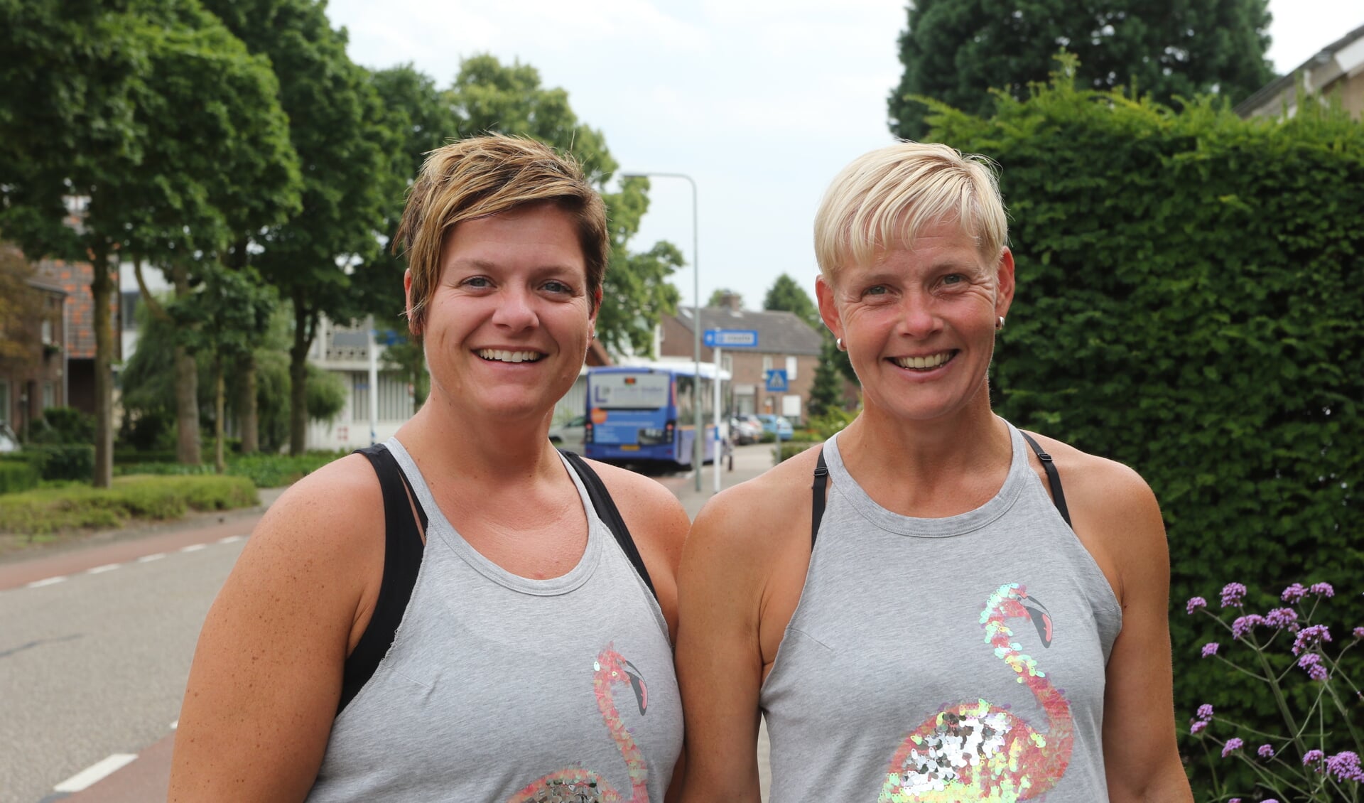 Monika van Bracht (links) en Petra de la Roy lopen samen de vierdaagse in Nijmegen. Foto: Henk Lammen. 