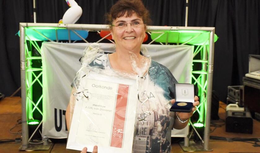 Anita van Staveren werd in het zonnetje gezet. Foto: Hoedemaekers Venray.