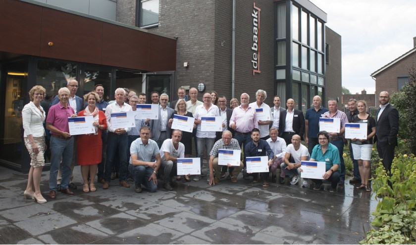 Foto: De winnaars van de cheques. Foto: Hans van der Beele.
