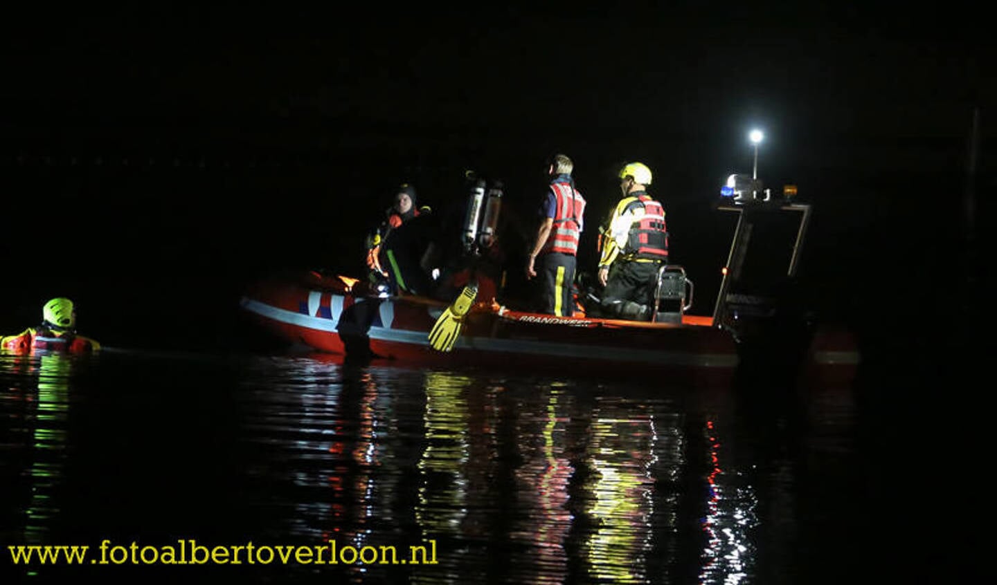 Sinds dinsdagavond werd er naar de 30-jarige drenkeling gezocht in 't Schaartven. Foto: Albert Hendriks.
Dat meldt de politie. De uit Polen afkomstige man verdween dinsdagavond onder water. Eerder op de dag dacht de politie het lichaam al ontdekt te hebben, maar dat bleek toen toch niet zo te zijn. De man kwam niet meer boven nadat hij met een vriend in het Schaartven was gaan zwemmen. Een zoekactie dinsdagavond bleef zonder resultaa