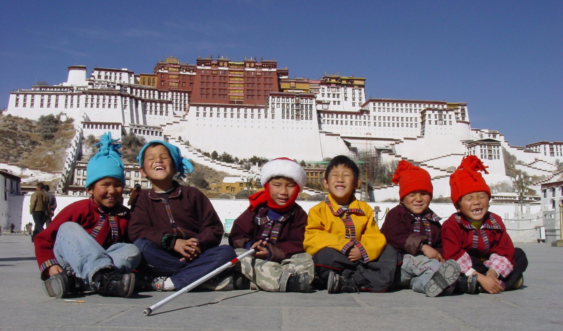 Enkele blinde leerlingen van Braille Without Borders voor het Potalapaleis in Lhasa.